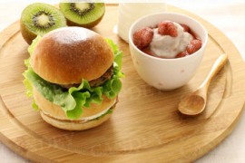 （每日小学生早餐）汉堡的做法/草莓芋泥的做法[CANDEY]