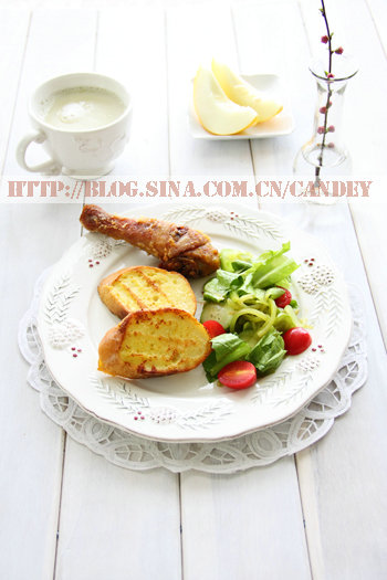 （每日小学生早餐）蛋煎面包片的做法/生菜沙拉的做法/煎鸡腿的做法[CANDEY]