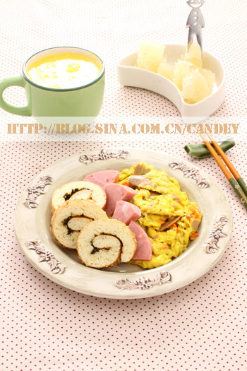 每日#小学生早餐#-- 南瓜银耳米糊+苔料面包卷+彩椒鲔鱼摊蛋+火腿+柚子